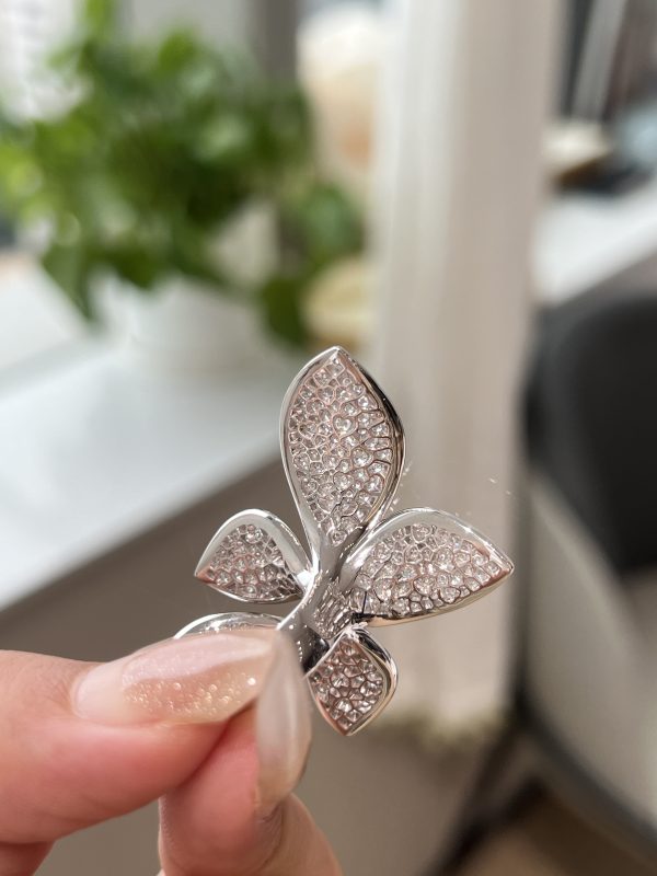 18K white gold flower lab grown diamond ring