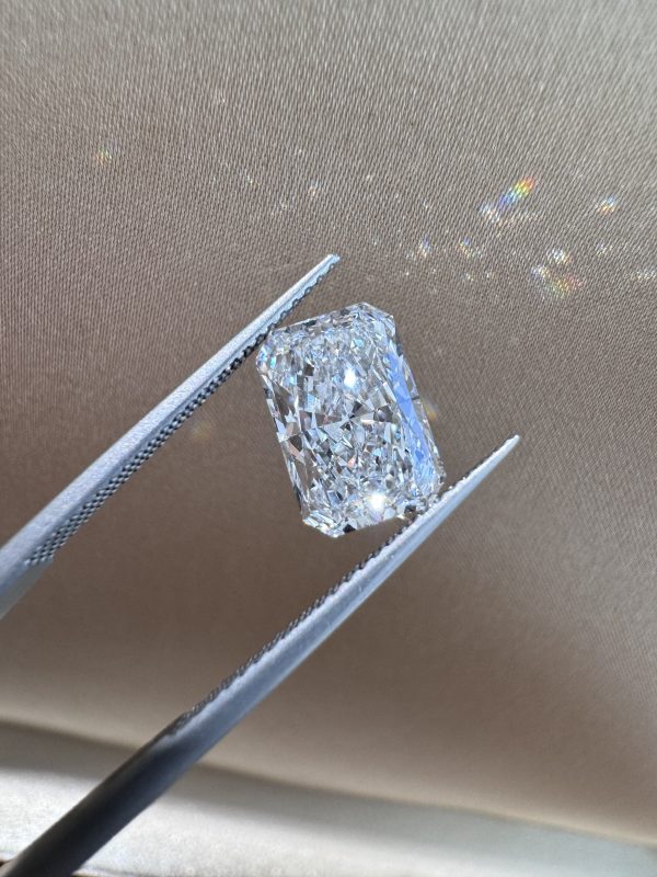 3 Carats Radiant Cut CVD Lab Grown Diamond IGI Certified D VS1