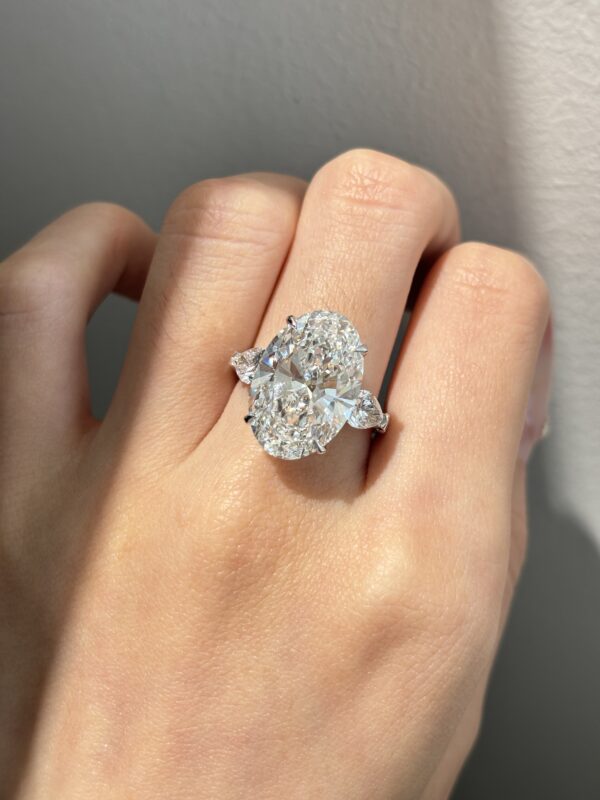 18K white gold 10ct Oval cut lab grown diamond Three-Stone ring