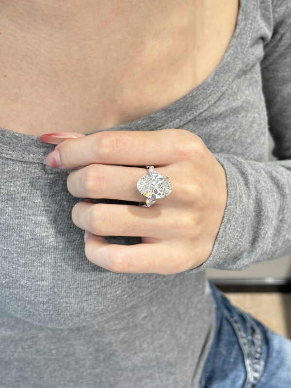 18K white gold 10ct Oval cut lab grown diamond Three-Stone ring