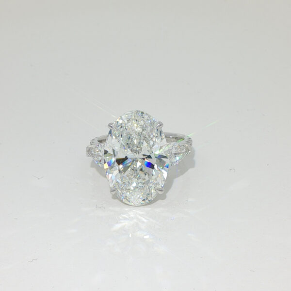 18K white gold 10ct Oval cut lab grown diamond Three-Stone ring