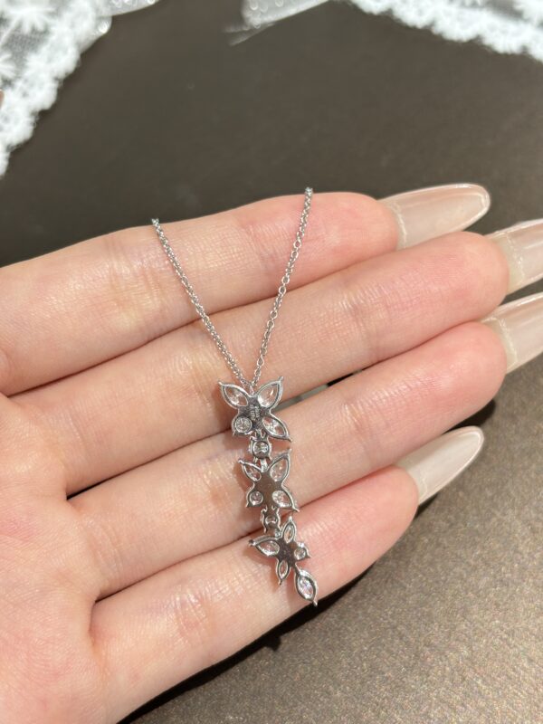 Victoria Necklace 18K White Gold Diamond Setting